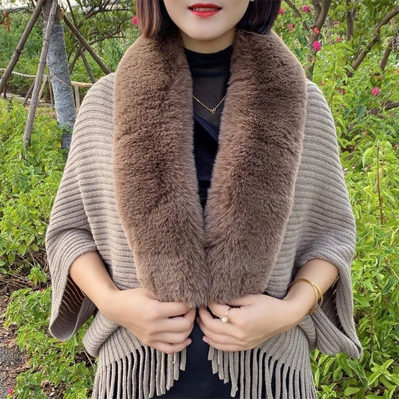 Elegant Winter Shawl: Knitted Poncho with Faux Fur Collar - Fashionable, Warm, and Effortlessly Stylish!